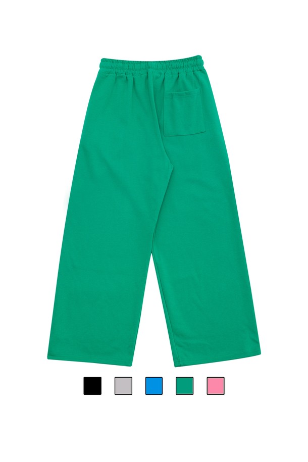 씨알에스디엘 3플라워 와이드 밴딩 팬츠는 부드러운 면과 폴리에스테르 혼방 소재로 제작되어 편안한 착용감을 선사합니다. 플라워 패턴이 돋보이는 캐주얼 스타일의 와이드 팬츠로, 루즈핏과 얇은 두께감으로 봄, 여름, 가을 어떤 계절에도 활용하기 좋습니다. 높은 신축성의 밴딩과 옆선 없는 디자인으로 활동성을 높였으며, 깊은 포켓과 텀블 워싱, 텐터 가공 처리로 실용성과 내구성을 더했습니다. 동네 마실룩, 여행룩, 봄 소풍룩 등 다양한 TPO에 맞춰 캐주얼, 미니멀, 클래식 스타일을 연출해 보세요. 조거 스타일로도 연출 가능하여 더욱 다양한 스타일을 즐길 수 있습니다.
