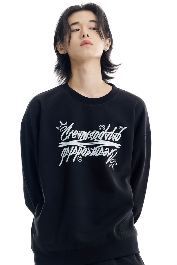 **씨알에스디엘 로고 스웨트 셔츠 (기모)**는 캐주얼하고 스포티한 스타일을 연출하기 좋은 남녀 공용 스웨트셔츠입니다. 가을과 겨울에 따뜻하게 착용할 수 있도록 두꺼운 기모 소재로 제작되었으며, 레귤러 핏으로 편안한 착용감을 제공합니다. 블랙, 그레이, 라이트 그레이, 오트밀 4가지 컬러로 출시되어 다양한 스타일링 연출이 가능합니다. 라운드넥 디자인에 씨알에스디엘 로고와 농구 패턴이 포인트로 들어가 있으며, 2NEEDLE COVER STITCH 공법을 사용하여 내구성을 높였습니다. 목과 립 부분의 수축을 최소화하고, 사이드 심 포인트 라벨 디테일로 완성도를 높였습니다.
