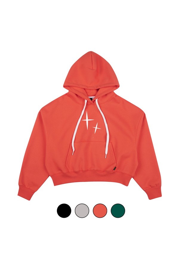 "씨알에스디엘 더 샤이닝 씨알에스디엘걸 크롭 후드"는 여성용 상의로, 캐주얼 및 스포티한 스타일을 연출하기 좋습니다. 봄, 가을 시즌에 적합하며, 크롭 기장과 핏으로 활동성을 더합니다. 면 소재에 캐릭터 및 로고 프린트가 돋보이는 디자인으로, 레드와 코랄 두 가지 컬러로 만나볼 수 있습니다.
