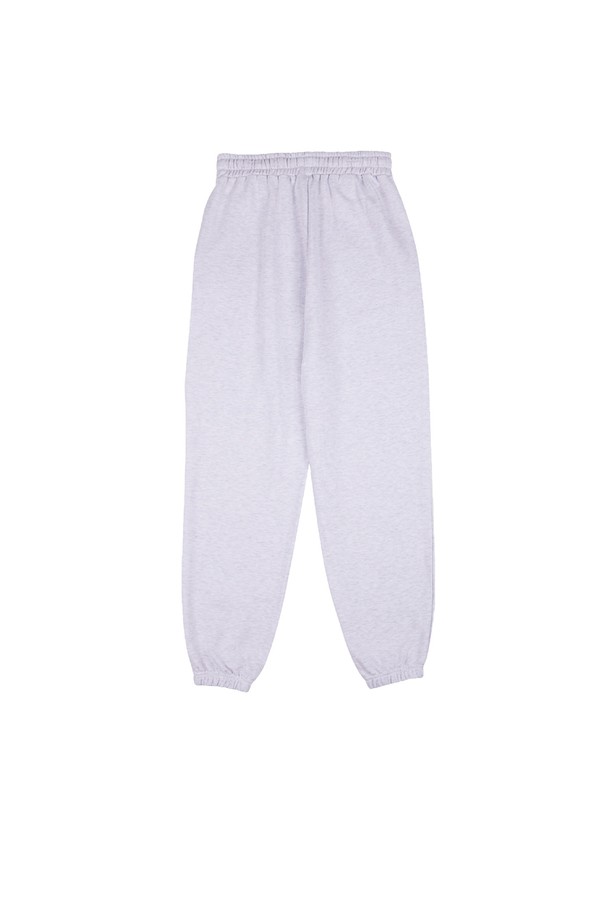 씨알에스디엘 1993 미드필더 조거 팬츠는 블랙, 그레이, 라이트 그레이, 오트밀 4가지 색상으로 출시되었으며, 부드러운 면과 폴리에스테르 혼방 소재에 기모 안감으로 따뜻하고 편안한 착용감을 선사합니다. 릴랙스 핏과 조거핏 디자인으로 활동성을 높였으며, 하이 엘라스틱 밴딩, 사이드 포켓, 강화된 밑단, 클린 실루엣 등의 디테일로 실용성과 스타일을 모두 갖췄습니다. 사계절 내내 일상복으로 활용하기 좋은 스포티하면서도 캐주얼한 무드의 조거 팬츠입니다.
