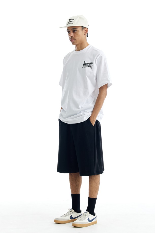 씨알에스디엘 미니멀 와이드 트레이닝 에센셜 사이드 절개 버뮤다 숏팬츠는 미니멀하고 스포티한 스타일을 추구하는 남녀 공용 제품입니다. 블랙과 그레이 두 가지 색상으로 출시되었으며, 여름철 일상 및 스포츠 활동에 적합합니다. 면과 폴리에스테르 혼방의 부드러운 촉감과 얇은 두께로 편안한 착용감을 제공하며, 와이드 핏으로 활동성을 높였습니다. 사이드 절개 디테일과 고탄력 밴딩, 내구성 강화 스티칭, 형태 안정성을 갖춘 디자인으로 동네 마실룩, 여행룩, 휴가룩 등 다양한 TPO에 활용하기 좋습니다.
