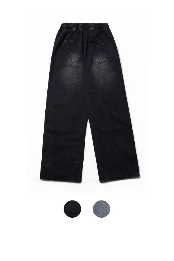 씨알에스디엘 트랙 데님 팬츠는 남성용 데님 팬츠로, 블랙과 블루 두 가지 색상으로 출시되었습니다. 면과 폴리에스테르 혼방 소재로 제작되어 사계절 내내 착용 가능하며, 레귤러핏으로 편안한 착용감을 제공합니다. 캐주얼, 스트리트, 미니멀 스타일을 모두 소화 가능한 디자인으로, 트랙 디자인이 돋보입니다. 무지 패턴의 긴 기장 데님 팬츠로, 다양한 상의와 매치하여 폭넓은 스타일 연출이 가능합니다.
