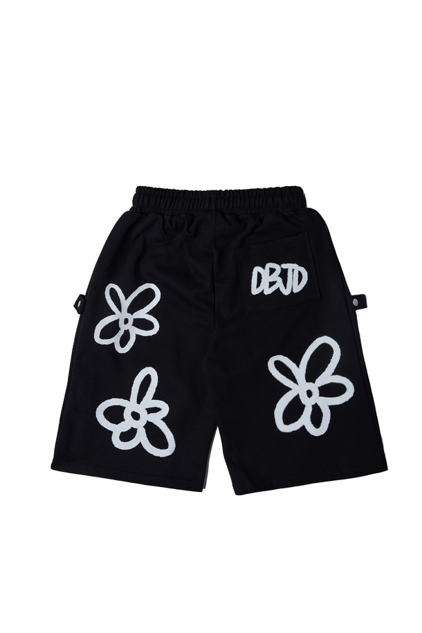 블랙 컬러의 꽃무늬 패턴이 돋보이는 꽃 사이드 스냅 반바지입니다. 면과 폴리에스테르 혼방 소재로 제작되어 편안한 착용감을 선사하며, 밴딩 처리로 활동성을 높였습니다. 봄, 여름 시즌 캐주얼 스타일을 연출하기 좋으며, 사이드 스냅 디테일이 더해져 유니크한 매력을 더합니다.
