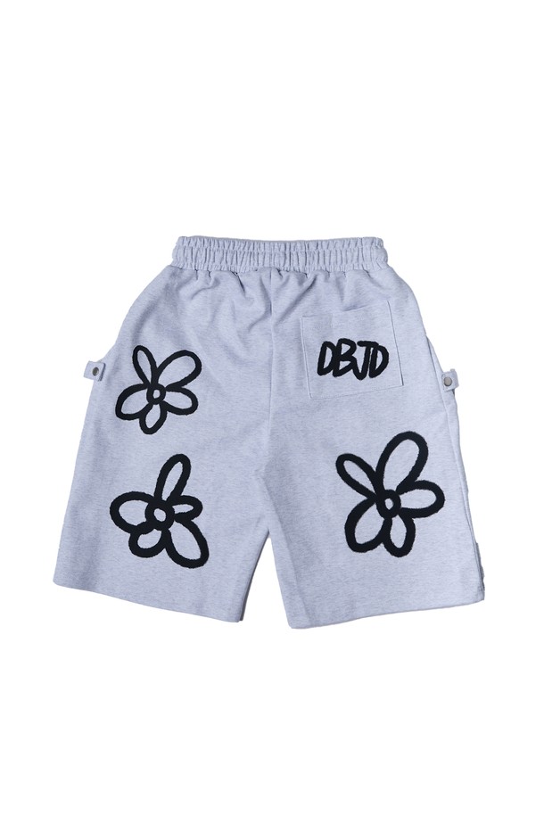 시원한 여름을 위한 플라워 패턴의 캐주얼 반바지입니다. 면과 폴리에스테르 혼방 소재로 제작되어 편안한 착용감을 선사하며, 밝은 Light Gray 컬러가 시원한 느낌을 더합니다. 사이드 스냅 디테일이 돋보이는 디자인으로, 일상복으로 활용하기 좋습니다.
