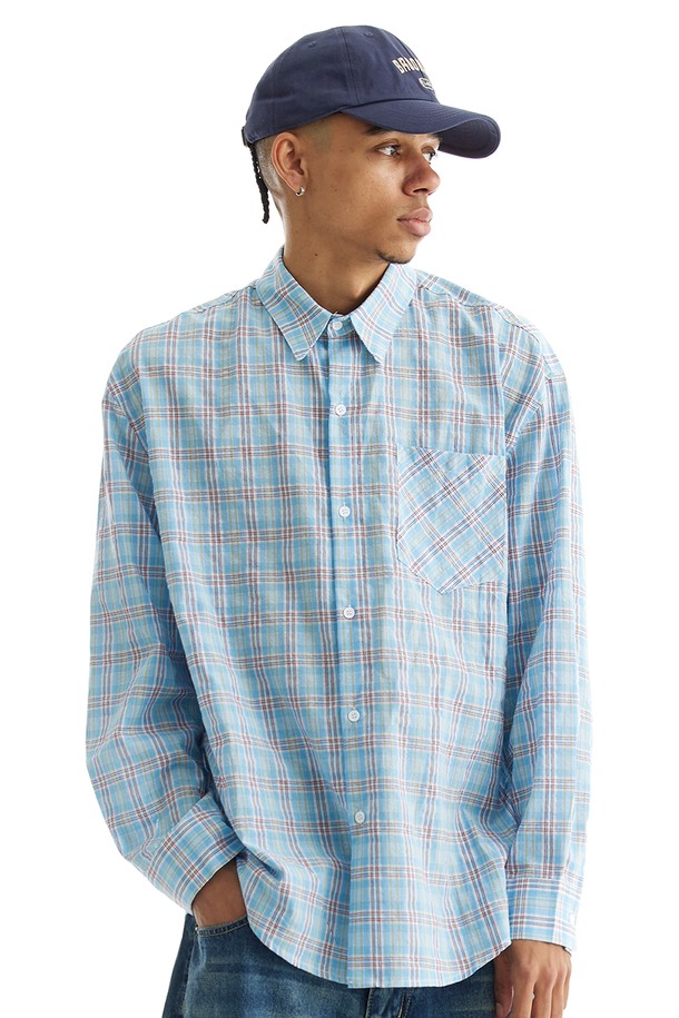 씨알에스디엘 빈티지 타탄 오버핏 플란넬 셔츠는 스카이블루와 옐로우 컬러의 체크 패턴이 돋보이는 남성용 셔츠입니다. 면 소재로 제작되어 부드러운 촉감을 제공하며, 얇은 두께감으로 여름철에도 시원하게 착용할 수 있습니다. 넉넉한 오버핏에 긴 소매 기장으로 캐주얼하면서도 빈티지한 스타일을 연출하며, 스탠다드 카라 디자인으로 깔끔함을 더했습니다. 동네 마실룩이나 여행룩에 적합하며, 내외 착용이 가능하고 소매단과 밑단의 부드러운 마감, 내구성 있는 스티치, 칼라 변형을 최소화한 스티치 디테일로 완성도를 높였습니다.
