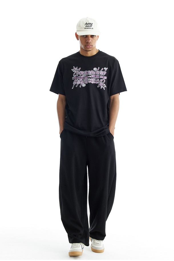 씨알에스디엘 미니멀 와이드 트레이닝 에센셜 사이드 절개 버뮤다 팬츠는 미니멀하고 스포티한 스타일을 추구하는 분들을 위한 바지입니다. 부드러운 폴리에스테르 소재로 제작되어 편안한 착용감을 제공하며, 얇은 두께감으로 사계절 내내 활용 가능합니다. 루즈핏 와이드 실루엣에 밴딩 처리로 활동성을 높였으며, 사이드 절개 디테일로 포인트를 더했습니다. 일상복, 피트니스룩, 산책룩 등 다양한 TPO에 맞춰 활용할 수 있는 실용적인 아이템입니다.
