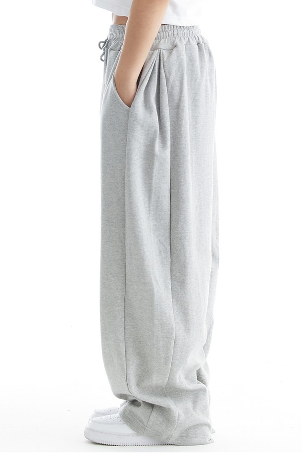 씨알에스디엘 미니멀 와이드 트레이닝 에센셜 사이드 절개 버뮤다 팬츠는 남녀 공용으로, 일상 및 가벼운 운동 시 편안하게 착용할 수 있는 반바지입니다. 블랙과 그레이 두 가지 색상으로 출시되었으며, 부드러운 면과 폴리에스테르 혼방 소재를 사용하여 흡습성과 신축성이 뛰어납니다. 와이드 핏에 사이드 절개 디테일을 더해 미니멀하면서도 스포티한 무드를 연출합니다. 허리 밴드 꼬임 방지 설계를 적용했으며, 뒷주머니와 밑단 깔끔한 마감, 사이드 버튼 디테일을 더해 실용성을 높였습니다. 컴포트 핏으로 제작되어 편안한 착용감을 선사합니다.
