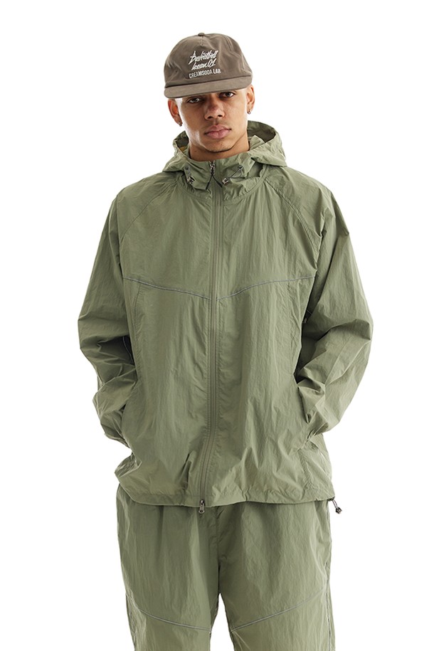 씨알에스디엘 테크 윈드브레이크 런닝 셋업은 러닝과 일상에서 모두 활용 가능한 공용 윈드브레이커입니다. 카키와 올리브 두 가지 색상으로 출시되었으며, 봄, 여름 시즌에 적합한 얇고 부드러운 나일론 소재로 제작되었습니다. 레귤러핏에 집업 스타일로 편안한 착용감을 제공하며, 방풍 기능과 경량성을 갖춰 활동성을 높였습니다. 스포티한 무드의 무지 디자인으로, 러닝룩이나 봄 소풍룩 등 다양한 스타일을 연출할 수 있습니다. 세트 상품으로 구성되어 실용성을 더했습니다.
