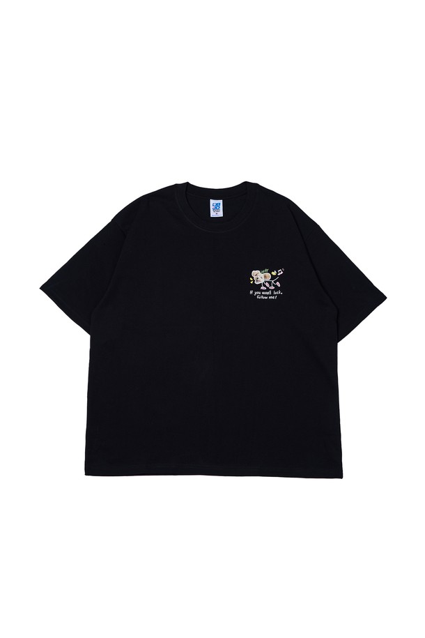 캣츠앤도그 반팔 티셔츠는 봄, 여름 시즌 일상복으로 활용하기 좋은 공용 의류입니다. 블랙과 화이트 두 가지 색상으로 제공되며, 캐주얼 스타일에 레귤러핏으로 편안하게 착용 가능합니다. 면 소재로 제작되어 부드러운 촉감을 선사하며, "If you want luck, follow me!" 텍스트 프린팅이 유니크한 포인트를 더합니다.
