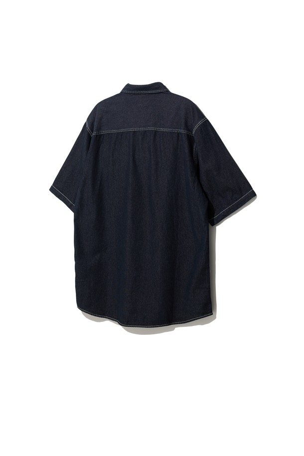 씨알에스디엘 에어로 에센셜 워싱 데님 반팔셔츠는 남녀 모두 착용 가능한 캐주얼 베이직 스타일의 데님 셔츠입니다. 부드러운 코튼과 폴리에스테르 혼방 소재로 제작되었으며, 여름철 얇게 착용하기 좋습니다. 블랙과 그레이 두 가지 색상으로 출시되었으며, 레귤러핏에 스탠다드 카라, 앞가슴 포켓, 고급스러운 디자인의 단추, 깔끔한 봉제 마감으로 완성도를 높였습니다.
