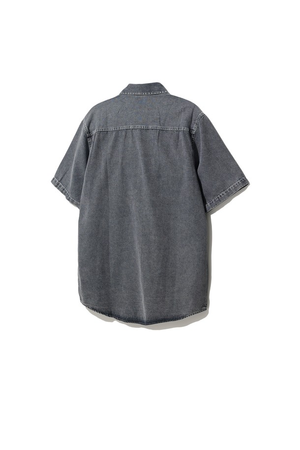 씨알에스디엘 에어로 에센셜 워싱 데님 반팔셔츠는 남녀 모두 착용 가능한 베이직하고 캐주얼한 스타일의 데님 반팔 셔츠입니다. 부드러운 면과 폴리에스테르 혼방 소재로 제작되어 얇고 가벼운 착용감을 선사하며, 블랙과 그레이 두 가지 컬러로 만나볼 수 있습니다. 스탠다드 카라, 레귤러핏, 앞가슴 포켓, 고급스러운 단추, 포인트 라벨 디테일이 특징이며, 이너 또는 아우터로 활용 가능하여 여름철 다양한 스타일 연출에 용이합니다.
