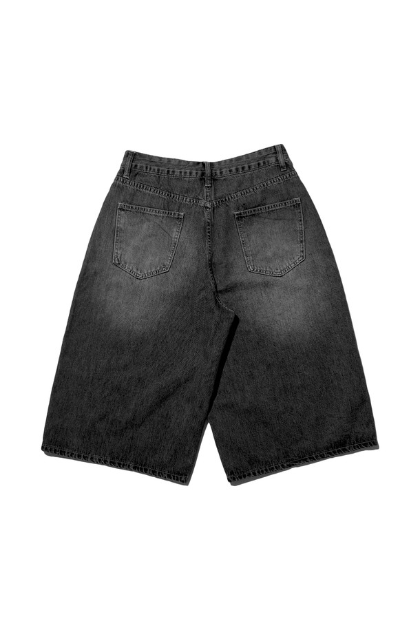 씨알에스디엘 캣브러쉬 워시드 자이언트 빅 버뮤다 데님 쇼츠 8부는 남녀 공용으로 착용 가능한 스트릿 스타일의 8부 데님 반바지입니다. 딥블루와 딥블랙 두 가지 색상으로 출시되었으며, 와이드 핏과 루즈핏으로 편안한 착용감을 선사합니다. 허리 조절이 가능하며, 백포켓, 코인포켓 디테일과 플레어 실루엣, 내추럴한 실루엣으로 디자인되어 여름철 일상복으로 활용하기 좋습니다.
