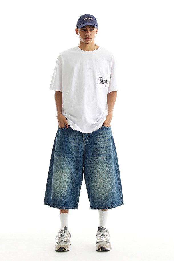 씨알에스디엘의 워시드 자이언트 빅 버뮤다 데님 쇼츠는 남성용 데님 쇼츠로, 딥 블루와 딥 블랙 두 가지 색상으로 제공됩니다. 여름철 일상복으로 적합하며, 8부 기장의 와이드 핏으로 자연스럽게 떨어지는 실루엣을 연출합니다. 허리 뒷부분 밴딩 처리와 리벳 디테일 포켓, 코인 포켓, 뒷포켓 등의 특징을 갖춘 스트릿 스타일의 면 소재 바지입니다.
