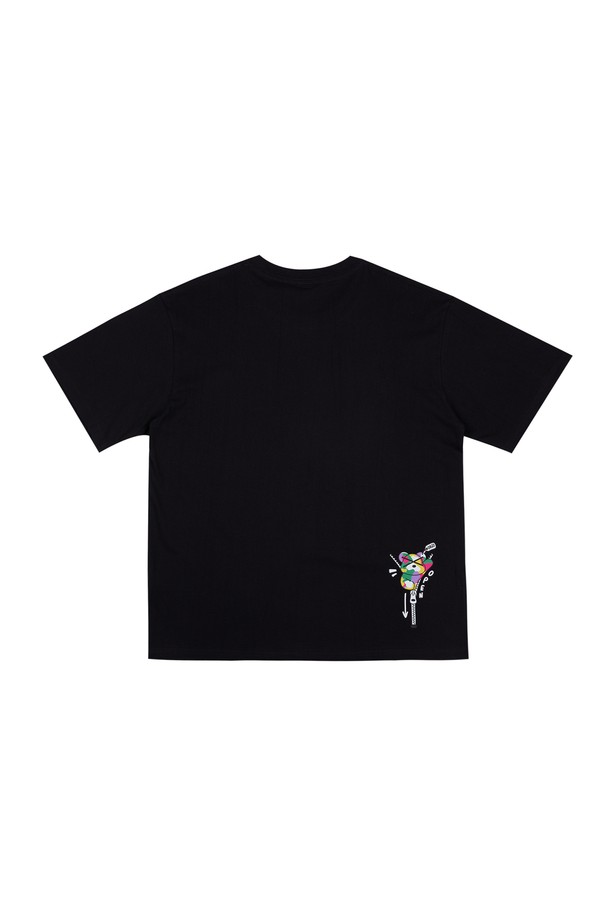 지퍼베어 캐릭터 프린팅이 돋보이는 반팔 티셔츠입니다. 면 소재의 라운드넥 레귤러핏 디자인으로, 봄, 여름 시즌 일상에서 편안하게 착용하기 좋습니다. 블랙과 화이트 두 가지 색상으로 제공되며, 얇은 두께감으로 시원하게 입을 수 있습니다.
