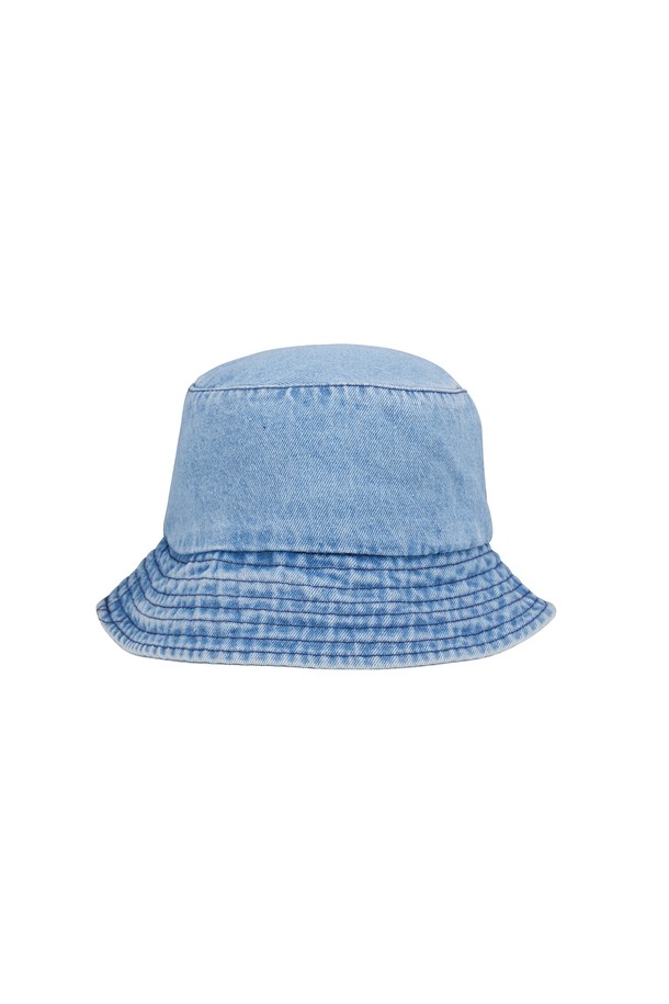 곰돌이 자수 버킷햇은 부드러운 면 소재로 제작되어 봄, 여름철 편안하게 착용할 수 있습니다. 블랙과 블루 두 가지 색상으로 출시되었으며, 곰돌이 캐릭터 자수 디자인이 돋보이는 데일리 모자입니다. 남녀노소 누구나 착용 가능한 공용 제품으로, 캐주얼한 스타일에 포인트를 더해줍니다.
