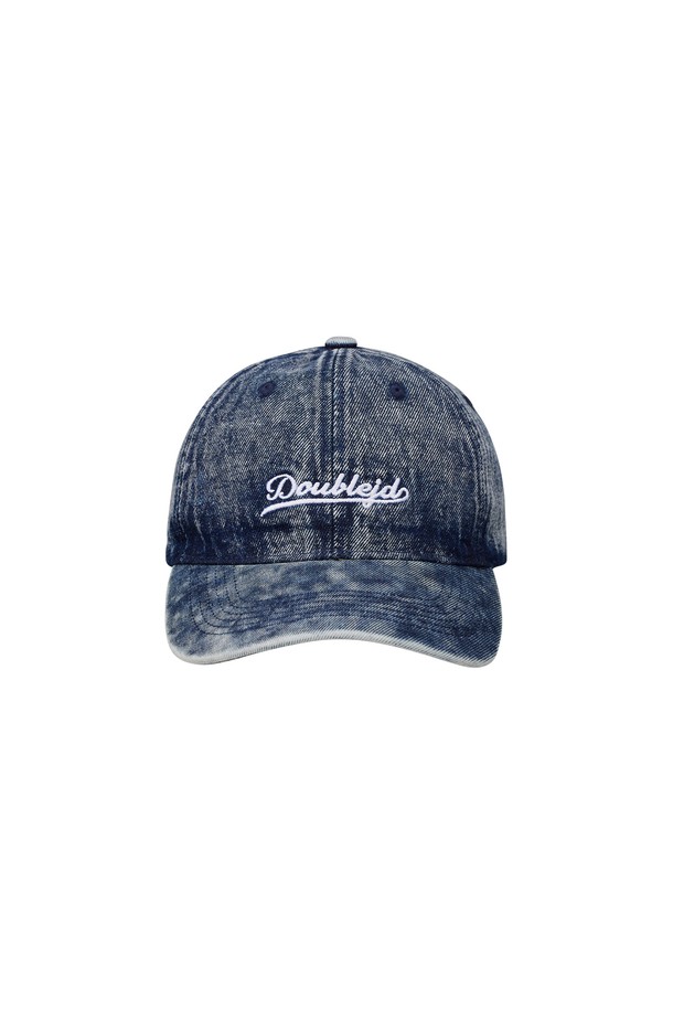 워싱 데님 볼캡은 블랙과 블루 두 가지 색상으로, 일상에서 편안하게 착용하기 좋은 모자입니다. 부드러운 면 소재에 워싱 가공을 더해 자연스러운 멋을 살렸으며, 10cm 깊이의 모자와 워싱 패턴이 특징입니다. 사이즈 조절이 가능하여 누구나 편안하게 착용할 수 있고, 밋밋함을 덜어줄 로고 디자인이 돋보입니다.
