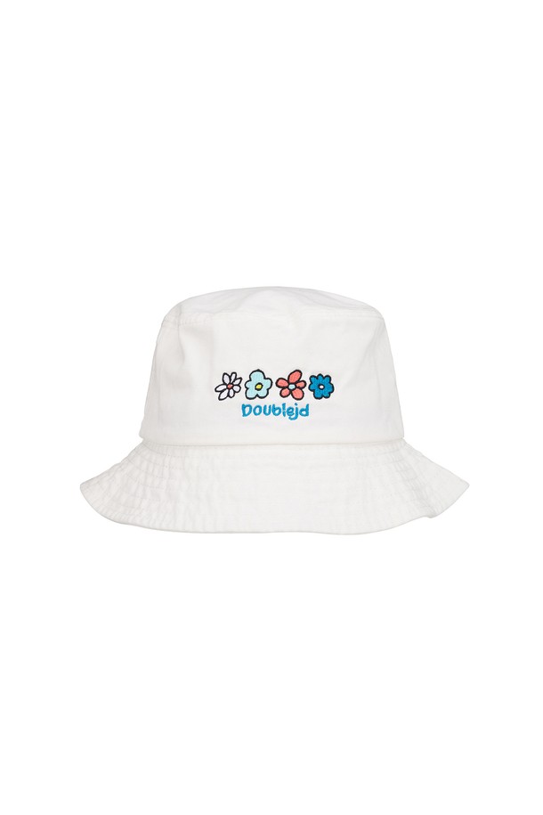 **꽃송이 버킷햇**

면 소재로 제작되어 봄, 여름 시즌에 착용하기 좋은 공용 버킷햇입니다. 블랙과 화이트 두 가지 색상으로 출시되었으며, 데일리룩에 편안하게 매치할 수 있는 무지 디자인에 로고 장식이 더해졌습니다. 모자 깊이 5.5cm의 프리사이즈로 제작되었습니다.
