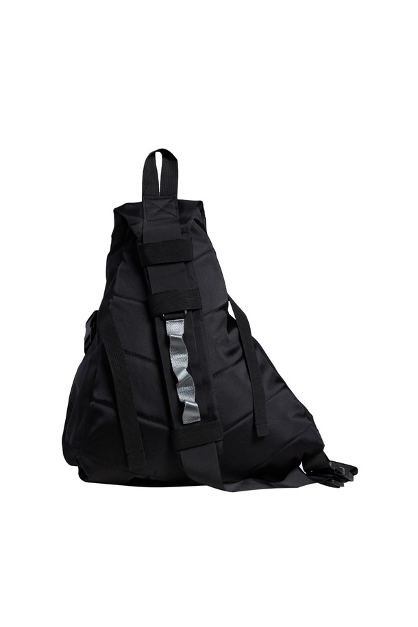 블랙 컬러의 남성용 스트링 로고 슬링백입니다. 폴리에스테르 소재로 제작되었으며, 미디엄 사이즈의 삼각 형태로 디자인되었습니다. 지퍼형 잠금 방식과 스트랩 조절 기능을 갖춘, 로고 패턴의 크로스백/슬링백입니다.
