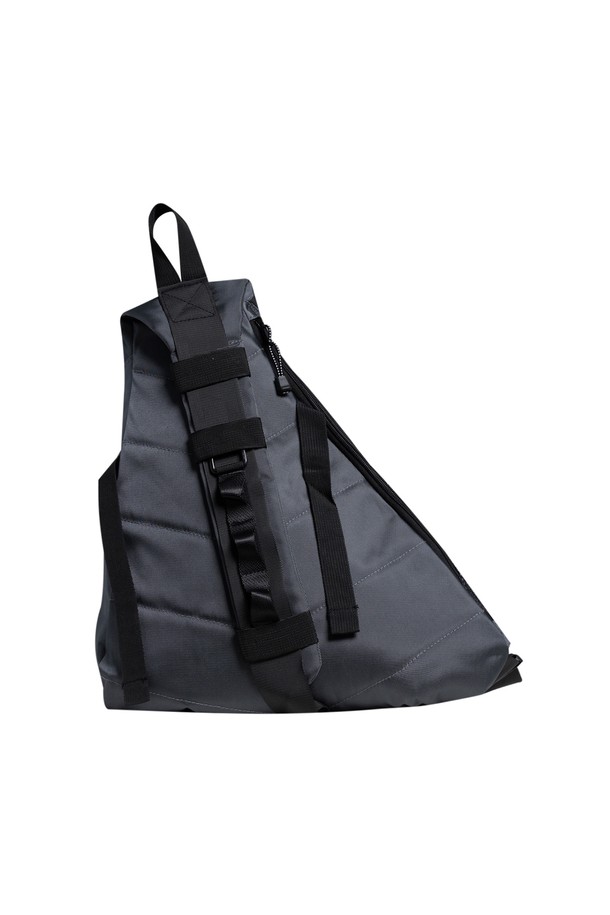 블랙, 그레이 컬러의 남성용 스트링 로고 슬링백입니다. 폴리에스터 소재의 미디엄 사이즈 슬림형 가방으로, 로고 패턴이 돋보이는 디자인입니다. 일상생활에서 간편하게 사용할 수 있는 실용적인 아이템입니다.
