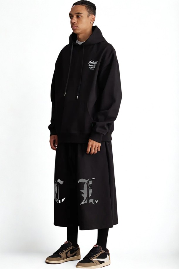 씨알에스디엘 바스켓볼 스트릿 서터파이드 버뮤다 자이언트 9부 숏팬츠는 남성용 오버핏 스타일의 숏팬츠입니다. 면과 폴리에스테르 혼방 소재로 제작되어 부드러운 촉감을 제공하며, 고탄력 밴딩과 뒷포켓으로 활동성을 높였습니다. 블랙과 그레이 두 가지 색상으로 출시되어 일상 및 스포츠 활동에 모두 적합하며, 9부 기장으로 트렌디한 스트릿 무드를 연출합니다.
