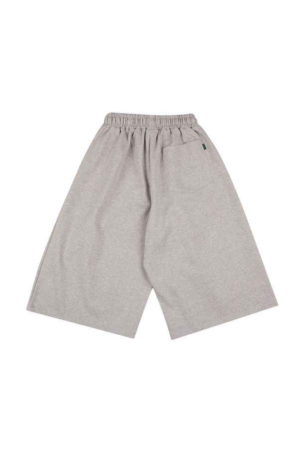 **씨알에스디엘 바스켓볼 스트릿 서터파이드 버뮤다 자이언트 9부 숏팬츠**는 남성용으로, 블랙과 그레이 두 가지 색상으로 출시되었습니다. 면과 폴리에스테르 혼방 소재로 제작되어 부드러운 촉감과 편안한 착용감을 제공하며, 오버핏 9부 기장으로 스포티하면서도 스트릿한 스타일을 연출합니다. 하이 엘라스틱 밴딩, 넉넉한 뒷주머니, 꼬임 최소화 디자인으로 활동성을 높였으며, 일상복과 스포츠 활동 모두에 적합합니다.
