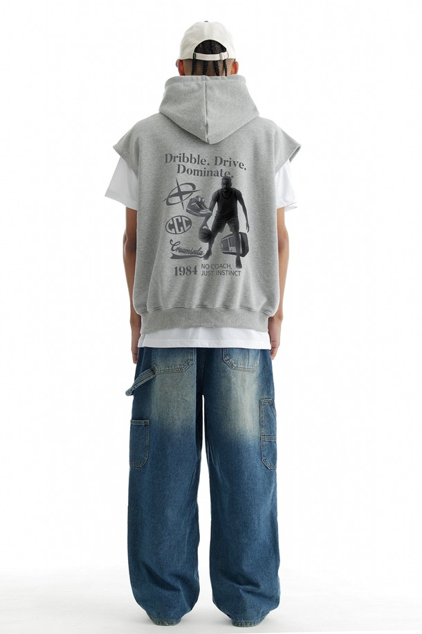 씨알에스디엘 1984 도미네이트 나시 후드티 그레이는 면과 폴리에스테르 혼방 소재로 제작되어 부드러운 촉감과 흡습 기능을 제공하며, 여름철 일상에서 편안하게 착용할 수 있습니다. 스포티하고 캐주얼한 스타일을 연출하며, 농구 테마의 텍스트 프린트와 민소매 디자인이 특징입니다. 세미 오버핏으로 제작되었으며, 넉넉한 후드 깊이와 더블 스티치 봉제 넥라인, 스트링 마감 처리로 디테일을 더했습니다.
