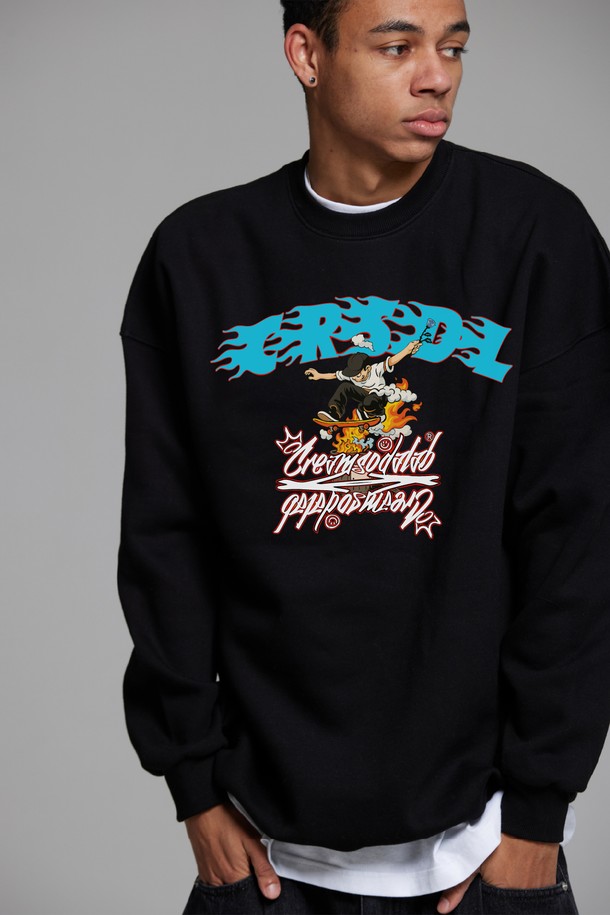 씨알에스디엘(CRSDR) 파이어 온더 보드 스케이트 맨투맨은 남성용 상의로, 가을과 겨울에 따뜻하게 입을 수 있는 두꺼운 기모 소재의 맨투맨입니다. 블랙 컬러에 스케이트보드 그래픽 프린팅이 돋보이는 스트릿, 캐주얼 스타일의 제품입니다. 오버핏과 라운드넥 디자인으로 편안한 착용감을 선사하며, 일상생활은 물론 집콕룩으로도 활용하기 좋습니다. 긴소매 기장으로 보온성을 높였으며, 부드러운 촉감이 특징입니다.
