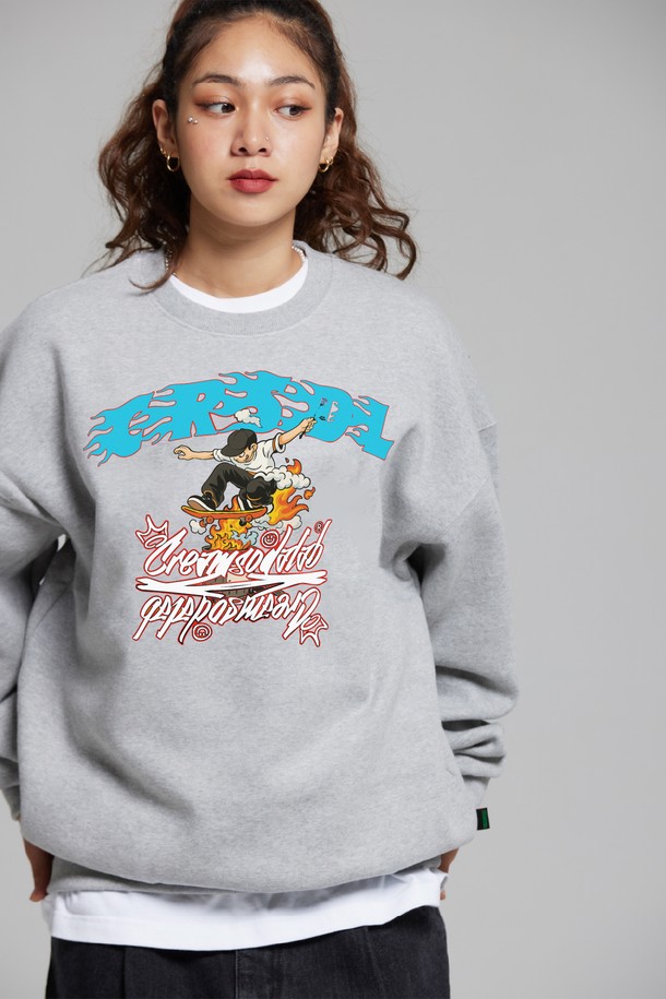 씨알에스디엘 파이어 온더 보드 스케이트 맨투맨 (기모 OR 논기모)은 캐주얼, 스트릿, 미니멀 스타일을 즐기는 분들을 위한 오버핏 맨투맨입니다. 부드러운 촉감의 면 소재로 제작되었으며, 안감은 기모 처리되어 가을, 겨울철에도 따뜻하게 착용할 수 있습니다. 그레이 컬러에 스케이트보드 그래픽과 로고 프린팅으로 포인트를 더했습니다. 라운드넥, 긴 소매 디자인으로 데일리룩, 집콕룩, 산책룩 등 다양한 TPO에 활용하기 좋습니다. 두꺼운 두께감으로 안정감 있는 착용감을 선사합니다.
