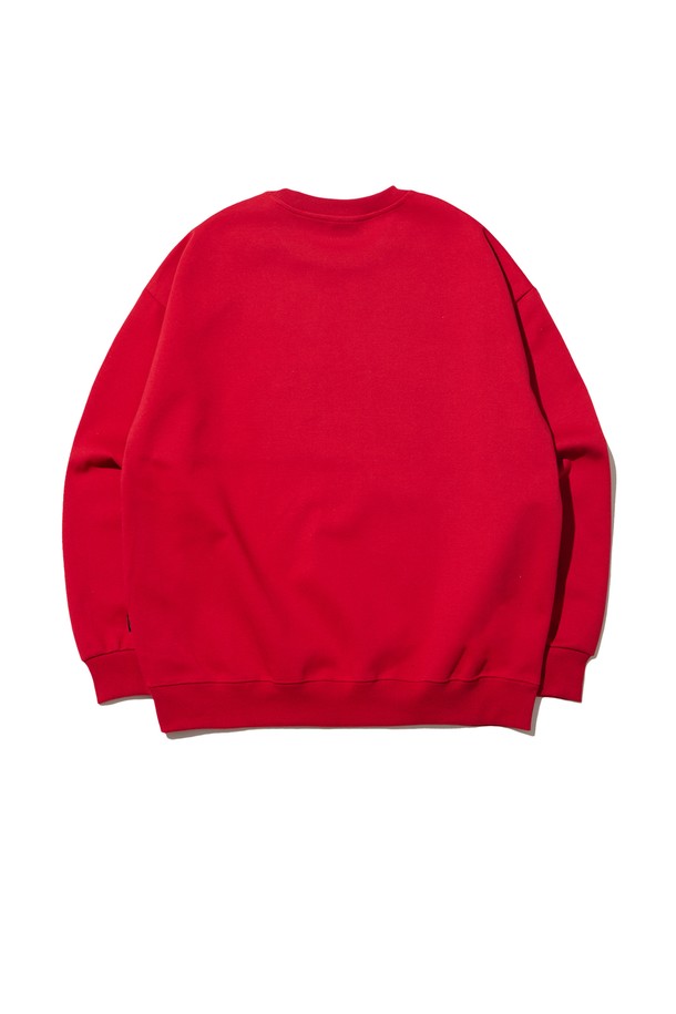 씨알에스디엘 파이어 온더 보드 스케이트 맨투맨은 남녀 모두 착용 가능한 캐주얼 & 스트릿 스타일의 맨투맨입니다. 블랙, 그레이, 라이트그레이, 오트밀, 레드, 네이비 6가지 색상으로 출시되었으며, 가을, 겨울 시즌에 적합한 두꺼운 두께감과 부드러운 촉감의 기모 안감으로 따뜻함을 더했습니다. 면과 폴리에스테르 혼방 소재로 제작되었으며, 세미 오버핏과 라운드넥 디자인으로 편안한 착용감을 선사합니다. 로고 프린트가 돋보이며, 2바늘 커버스티치, 3본 지그재그 스티치, 텀블 워싱 처리, 텐터 가공 등 꼼꼼한 마감으로 내구성을 높였습니다. 겨울 데일리룩, 집콕룩, 산책룩 등 다양한 TPO에 활용하기 좋습니다.
