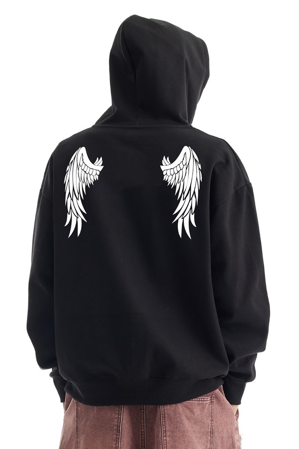 씨알에스디엘 다크 로고 그래픽 집업 후드는 남녀 모두 착용 가능한 오버핏의 블랙 컬러 후드입니다. 가을, 겨울에 적합하며, 두꺼운 두께감으로 따뜻하게 입을 수 있습니다. 부드러운 면 소재로 제작되었으며, 후드 디자인에 집업 형태로 편안하게 착용 가능합니다. 스트릿, 캐주얼 스타일을 즐기는 분들께 추천하며, 그래픽 로고 패턴이 돋보이는 제품입니다. 겨울 데일리룩, 집콕룩, 산책룩 등 다양한 TPO에 활용하기 좋습니다.
