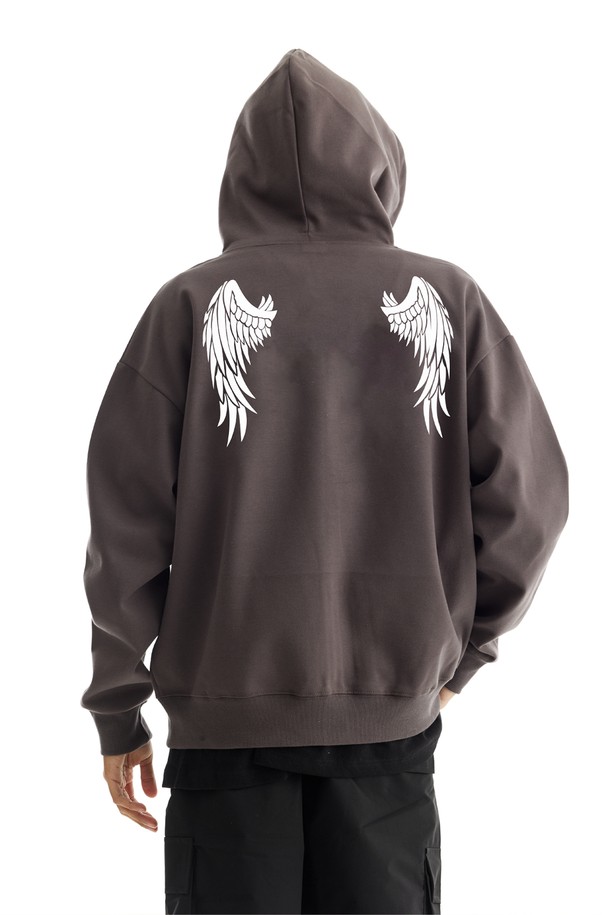 씨알에스디엘 다크 로고 그래픽 집업 후드는 남성용 후드 집업으로, 가을과 겨울에 따뜻하게 입을 수 있습니다. 블랙, 그레이, 차콜 세 가지 색상으로 출시되었으며, 세미 오버핏으로 편안한 착용감을 선사합니다. 면과 폴리에스테르 혼방의 두꺼운 소재로 제작되어 부드러운 촉감을 느낄 수 있으며, 더블 스티치 넥라인, 보강된 후드 스트링, 변형 방지 립 원단, 포인트 라벨 디테일, 앞면 포켓 등 꼼꼼한 디테일이 돋보입니다. 캐주얼, 스트릿, 미니멀 스타일을 즐겨 입는 분들께 겨울 데일리룩, 집콕룩, 산책룩으로 추천합니다.
