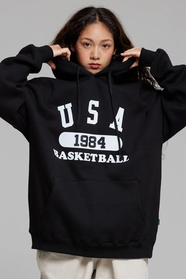 엘에이비 유에스에이 바스켓볼 후드티는 남성용 상의로, 가을과 겨울에 어울리는 두꺼운 두께감의 후드티입니다. 블랙과 그레이 두 가지 색상으로 출시되었으며, 일상복으로 활용하기 좋습니다. 90년대 스트릿 패션을 연상시키는 디자인으로, 루즈핏과 오버핏의 넉넉한 핏을 제공합니다. 면과 폴리에스테르 혼방 소재로 제작되어 부드러운 촉감을 느낄 수 있으며, 로고와 프린트 패턴이 특징입니다. 드롭숄더, 넓은 암홀, 립원단 마감, 이중 스티치 네크라인, 견고한 스트링 팁 등 디테일한 디자인이 돋보입니다.
