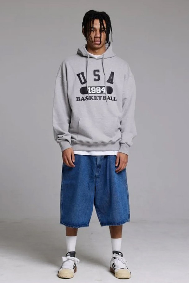 엘에이비 유에스에이 바스켓볼 후드티는 남녀공용으로, 봄, 가을, 겨울에 착용하기 좋은 두꺼운 두께감의 후드티입니다. 90년대 스트릿 패션을 연상시키는 루즈핏 스타일로, 그레이와 블랙 두 가지 색상으로 만나볼 수 있습니다. 면과 폴리에스테르 혼방 소재로 제작되어 부드러운 촉감을 선사하며, 로고 프린트가 돋보입니다. 넓은 바디, A라인 실루엣, 립 원단 마감, 텐터 가공 원단으로 완성되어 겨울 데일리룩에 따뜻함과 스타일을 더합니다. 긴 소매 기장과 후드 디자인으로 보온성을 높였습니다.
