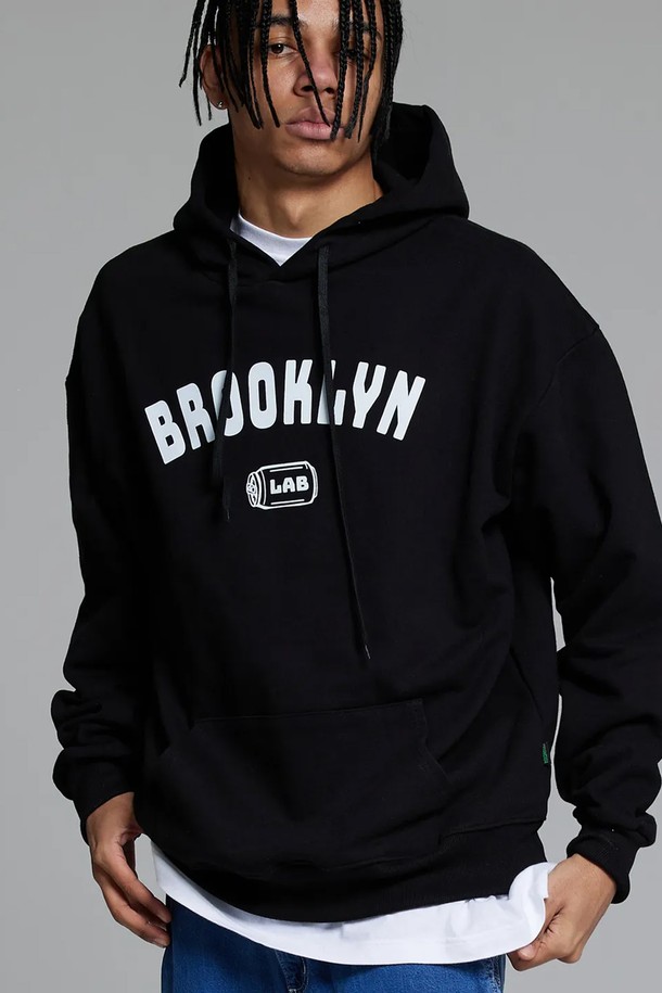 엘에이비 브루클린 네추럴핏 후드티는 70-80년대 미국 대학 스웨트셔츠 후드에서 영감을 받아 디자인된 상의입니다. 남녀 모두 착용 가능하며, 캐주얼 및 스트릿 스타일을 연출하기에 좋습니다. 부드러운 면과 폴리에스테르 혼방 소재로 제작되어 가을, 겨울에 따뜻하게 입을 수 있습니다. 두꺼운 두께감과 네추럴핏, 드롭 숄더 라인으로 편안한 착용감을 선사합니다. 블랙과 그레이 두 가지 색상으로 출시되었으며, 집콕룩이나 겨울 데일리룩으로 활용하기 좋습니다.
