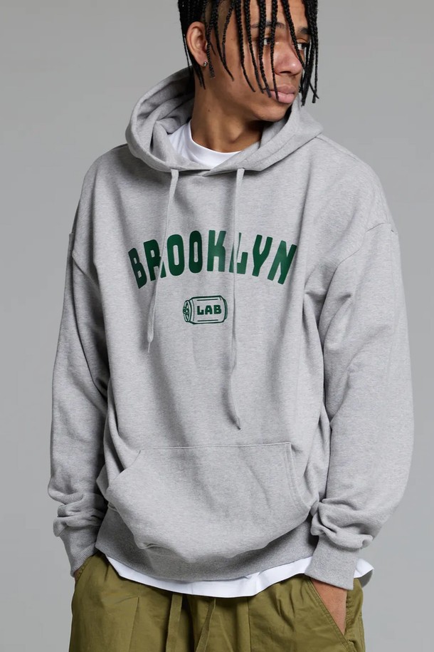엘에이비 브루클린 네추럴핏 후드티는 부드러운 촉감의 면, 폴리에스테르 혼방 소재로 제작되어 편안한 착용감을 선사합니다. 릴랙스핏으로 제작되어 여유로운 실루엣을 연출하며, 캐주얼 및 스트릿 스타일을 모두 소화할 수 있습니다. 그레이와 블랙 두 가지 색상으로 출시되어 다양한 룩에 활용 가능하며, 봄, 가을, 겨울 3계절 모두 착용할 수 있습니다. 더블스티치 넥라인, 강화된 스트링 팁, 리브 원단, 텐터 가공, 텀블 워싱 처리 등 섬세한 디테일이 돋보입니다. 집콕룩, 겨울 데일리룩, 산책룩 등 어떤 TPO에도 잘 어울립니다.
