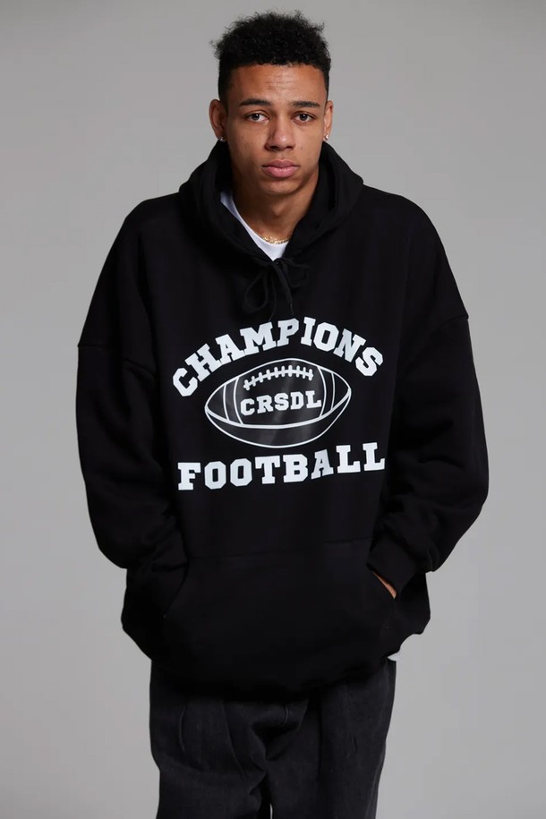 엘에이비 챔피언 풋볼 후드티는 90년대 스트리트 패션을 현대적으로 재해석한 후드티입니다. 부드러운 면과 폴리에스테르 혼방 소재로 제작되어 편안한 착용감을 선사합니다. 루즈핏과 오버핏으로 여유로운 실루엣을 연출하며, 풋볼 패턴 디자인이 특징입니다. 두꺼운 두께감과 긴 소매 기장, 넓은 암홀과 A라인 실루엣, 그리고 내구성이 뛰어난 립 원단을 사용하여 보온성과 활동성을 높였습니다. 두 번의 워싱 가공과 더블 스티치 넥라인 봉제로 튼튼하게 제작되었으며, 넉넉한 통과 긴 기장으로 다양한 스타일을 소화할 수 있습니다.
