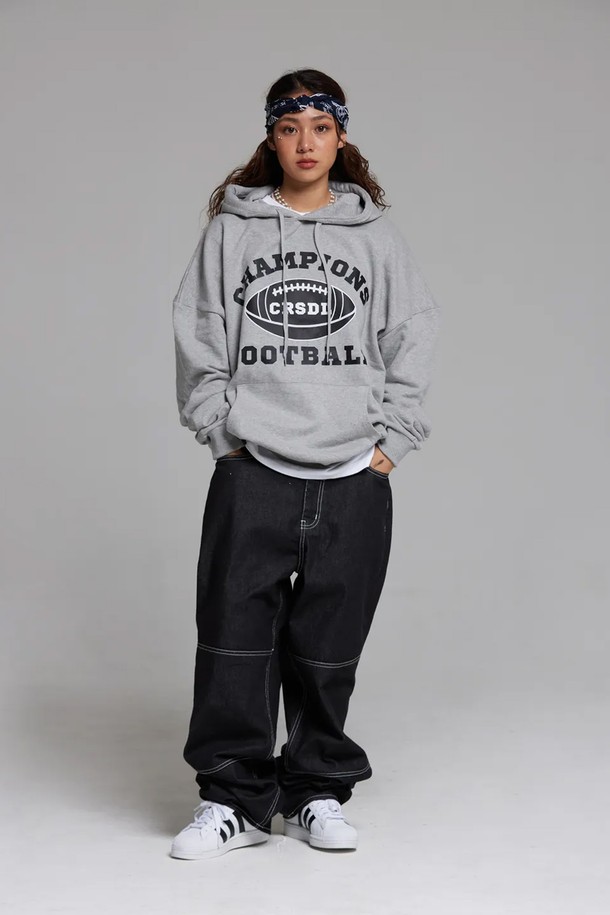 엘에이비 챔피언 풋볼 후드티는 남녀공용으로, 가을과 겨울에 따뜻하게 착용하기 좋은 후드티입니다. 부드러운 면과 폴리에스테르 혼방 소재로 제작되어 편안한 착용감을 선사하며, 안감은 기모 처리되어 보온성을 높였습니다. 루즈핏으로 제작되어 활동성이 뛰어나고, 90년대 스트릿 패션을 연상시키는 스포티, 스트릿, 캐주얼 스타일 연출에 적합합니다. 챔피언/풋볼 테마 디자인과 로고, 프린트, 두꺼운 두께감, 긴 소매, 강화된 립 마감, 내구성 있는 드로우스트링, 이중 스티치 넥라인 등의 특징을 갖추었습니다.
