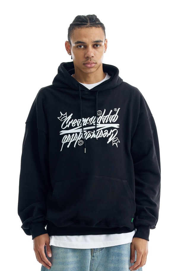 엘에이비 씨알에스디엘 레터링 후드티는 부드러운 면과 폴리에스테르 혼방 소재로 제작되어 편안한 착용감을 선사합니다. 후드 깊이감이 있는 디자인과 목선 이중 스티치, 견고한 스트링 팁 마감으로 완성도를 높였습니다. 신축성 있는 립원단을 사용하여 활동성을 더했으며, 오버핏으로 캐주얼하고 트렌디한 스타일을 연출할 수 있습니다. 블랙과 그레이 두 가지 컬러로 출시되어 다양한 룩에 매치하기 좋으며, 집콕룩, 동네 마실룩, 겨울 데일리룩 등 폭넓게 활용 가능합니다. 견고한 스티치 마감으로 튼튼하게 제작되어 오랫동안 즐겨 입을 수 있습니다.
