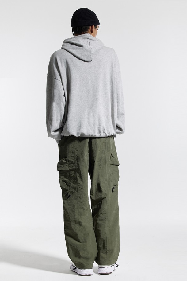 엘에이비 씨알에스디엘 레터링 후드티는 캐주얼, 스트릿, 미니멀 스타일을 즐기는 분들을 위한 겨울 필수 아이템입니다. 부드러운 면 소재에 기모 안감으로 제작되어 뛰어난 착용감을 선사하며, 두꺼운 두께감으로 한겨울 추위에도 따뜻하게 입을 수 있습니다. 넉넉한 후드 깊이와 견고한 스트링 팁, 립(시보리) 밑단, 더블 스티치 넥라인 등의 디테일이 돋보입니다. 세미 오버핏으로 편안하게 떨어지는 핏을 제공하며, 레터링 패턴이 포인트로 들어가 밋밋함을 덜어줍니다. 일상, 집콕, 산책 등 다양한 TPO에 활용하여 개성 있는 겨울 데일리룩을 연출해보세요.
