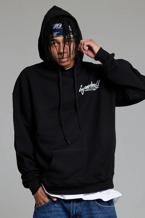 엘에이비 바스켓볼 레슨원 후드티는 가을, 겨울 시즌에 어울리는 공용 후드티입니다. 부드러운 촉감의 면과 폴리에스테르 혼방 소재로 제작되어 보온성이 뛰어나며, 플리스 안감으로 포근함을 더했습니다. 70-80년대 빈티지 후드 디자인과 드롭 숄더, 오버핏 스타일로 캐주얼하고 스포티한 무드를 연출합니다. 이중 스티치 넥라인과 리브드 원단, 변형방지 처리로 내구성을 높였으며, 일상, 집콕, 산책 등 다양한 TPO에 활용하기 좋습니다. 그레이 블랙, 블랙 두 가지 색상으로 출시되었습니다.
