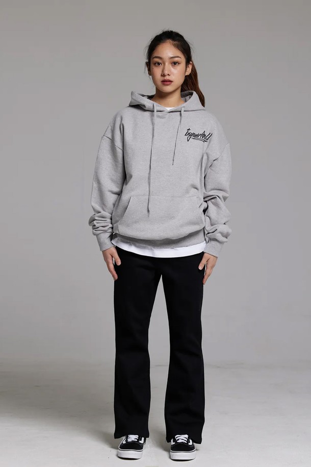 엘에이비 바스켓볼 레슨원 후드티는 편안한 착용감의 오버핏 후드 스타일 상의입니다. 부드러운 면 소재로 제작되어 봄, 가을, 겨울철에 착용하기 좋으며, 일상 및 스포츠 활동 모두에 적합합니다. 그레이 컬러에 레터링 프린트가 포인트로 들어가 스포티하면서도 캐주얼한 무드를 연출합니다. 두꺼운 두께감으로 겨울철 데일리룩에 따뜻함을 더하며, 긴 소매 기장으로 활동성을 높였습니다.
