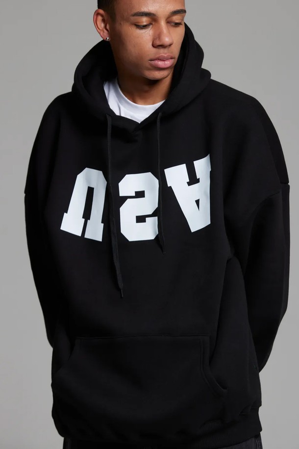 **엘에이비 리버스 유에스에이 후드티**는 90년대 스트릿 패션을 현대적으로 재해석한 남성용 상의입니다. 두꺼운 면 소재로 제작되어 보온성이 뛰어나며, 봄, 가을, 겨울 계절에 활용하기 좋습니다. 루즈핏과 오버핏으로 편안한 착용감을 선사하며, 넓은 실루엣과 A라인 실루엣이 특징입니다. 후드 디자인과 긴소매, 로고 패턴으로 캐주얼하고 스트릿한 스타일을 연출합니다. 겨울 데일리룩, 집콕룩, 동네 마실룩 등 다양한 TPO에 활용 가능하며, 부드러운 촉감과 리브 원단 밑단 마감으로 편안함을 더했습니다.
