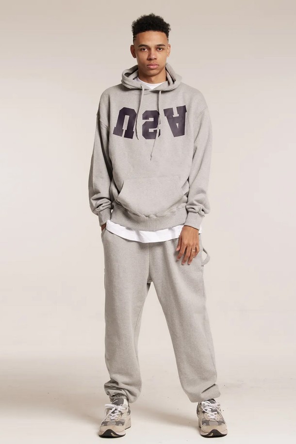 엘에이비 리버스 유에스에이 후드티는 가을, 겨울 시즌에 적합한 남녀 공용 후드티입니다. 90년대 스트리트 패션을 연상시키는 디자인으로, 루즈핏과 오버핏 두 가지 스타일을 선택할 수 있습니다. 부드러운 촉감의 면과 기모 소재를 사용하여 따뜻하고 편안한 착용감을 제공하며, 넉넉한 깊이의 후드와 견고한 스트링 마감으로 실용성을 더했습니다. 덤블워싱 및 텐터 가공 처리로 변형을 최소화했으며, 내구성이 높은 시보리 원단을 사용하여 오래도록 즐겨 입을 수 있습니다. 캐주얼, 스트리트, 미니멀 스타일을 모두 소화 가능한 데일리 아이템입니다.
