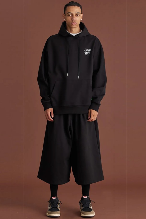 엘에이비 쿼터 팀플레이 후드티는 남녀 공용으로, 가을과 겨울에 따뜻하게 입을 수 있는 캐주얼 & 스트릿 스타일의 후드티입니다. 부드러운 면과 폴리에스테르 혼방 소재로 제작되어 포근한 촉감을 선사하며, 두꺼운 두께감으로 보온성을 높였습니다. 세미 오버핏으로 편안한 착용감을 제공하며, 블랙, 화이트, 그레이 세 가지 기본 색상으로 출시되었습니다. 이중 스티치 넥라인과 립원단 보강, 튼튼한 후드 스트링 마감으로 내구성을 높여 오랫동안 즐겨 입을 수 있습니다. 일상, 집콕, 산책 등 다양한 상황에서 스타일리시하게 연출해보세요.
