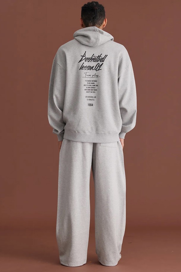 엘에이비 쿼터 팀플레이 후드티는 부드러운 면 소재로 제작되어 편안한 착용감을 선사합니다. 가을, 겨울 시즌에 적합하며, 스포티하면서도 캐주얼한 스타일을 연출합니다. 오버핏 디자인과 긴 소매 기장으로 트렌디한 핏을 제공하며, 후면에 레터링 프린팅으로 포인트를 더했습니다. 일상, 집콕룩, 산책룩 등 다양한 TPO에 활용하기 좋으며, 두꺼운 두께감으로 따뜻하게 착용할 수 있습니다. 그레이 컬러의 후드 디자인으로 어떤 스타일에도 쉽게 매치할 수 있습니다.
