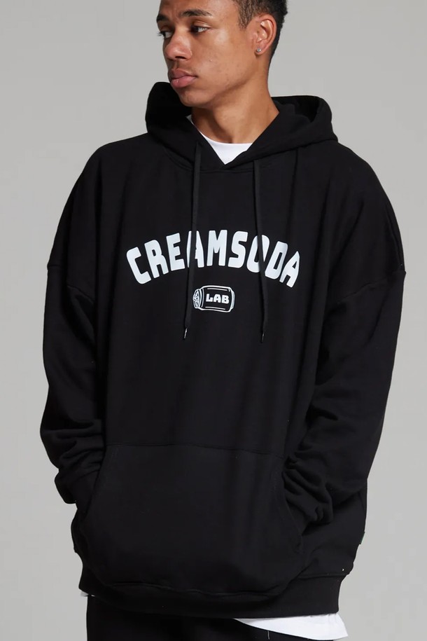 엘에이비 오지 아크로고 후드티는 남녀 모두 착용 가능한 루즈핏 후드티입니다. 가을, 겨울에 적합하며, 부드러운 촉감의 면과 폴리에스테르 혼방 소재로 제작되어 편안한 착용감을 선사합니다. 그레이와 블랙 두 가지 색상으로 출시되었으며, 스트릿, 캐주얼 스타일을 연출하기 좋습니다. 텐터 가공 원단과 더블스티치 네크라인, 강화된 끈팁, 리브 원단 밑단 등의 디테일로 내구성을 높였습니다. 겨울 데일리룩, 집콕룩, 산책룩 등 다양한 TPO에 활용할 수 있습니다.
