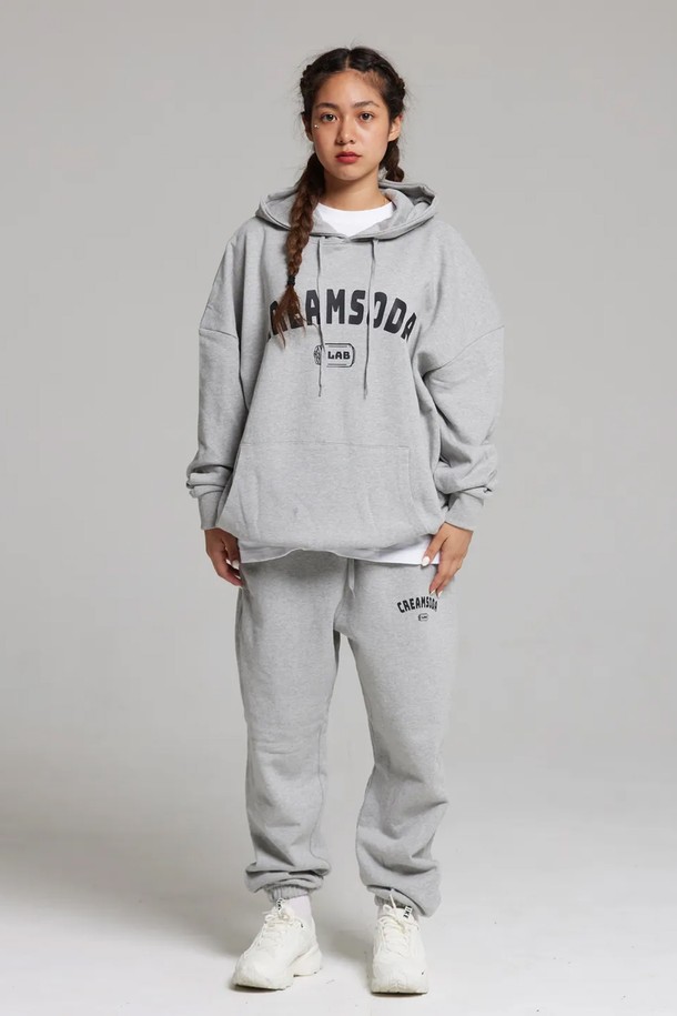 엘에이비 오지 아크로고 후드티는 가을과 겨울, 쌀쌀한 날씨에도 따뜻하고 스타일리시하게 연출할 수 있는 후드티입니다. 부드러운 플리스 소재로 제작되어 뛰어난 착용감을 자랑하며, 오버핏과 루즈핏으로 편안한 활동성을 제공합니다. 90년대 스트릿 패션을 현대적으로 재해석한 디자인으로, A라인 실루엣과 넓은 암홀이 특징입니다. 이중 스티치 넥라인과 리브 원단 소매단 및 밑단 마감으로 퀄리티를 높였으며, 데일리룩, 집콕룩, 산책룩 등 다양한 TPO에 캐주얼, 스트리트, 미니멀 스타일로 활용하기 좋습니다. 그레이 컬러에 로고 패턴이 돋보이는 엘에이비 오지 아크로고 후드티로 당신의 겨울 스타일을 완성하세요.
