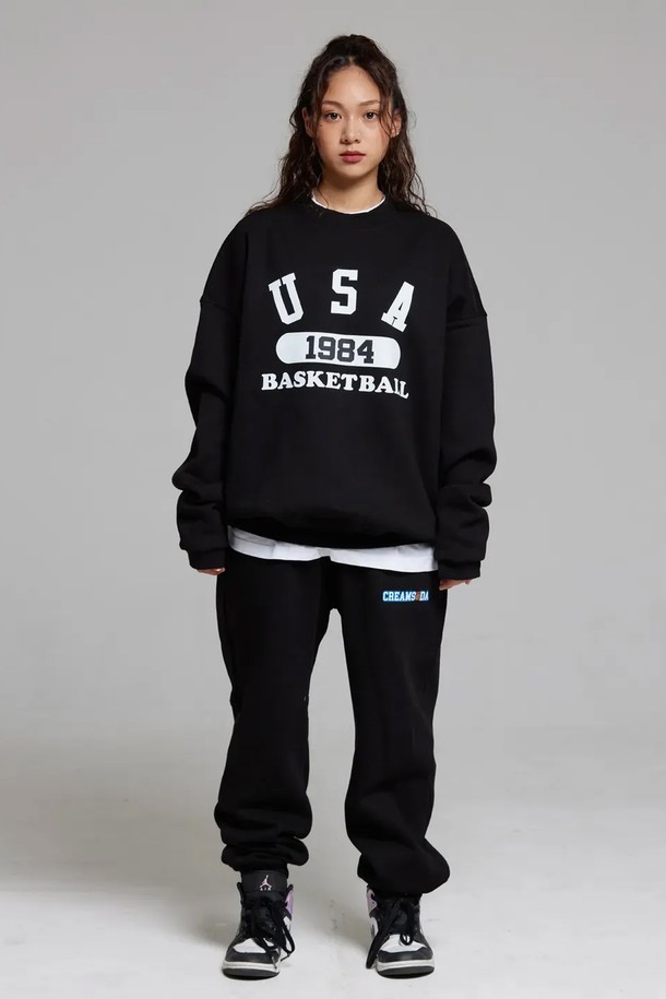 엘에이비 유에스에이 바스켓볼 맨투맨은 남녀 모두 착용 가능한 블랙 컬러의 맨투맨입니다. 90년대 스트릿 패션을 연상시키는 디자인으로, 일상과 캐주얼 스타일 모두에 잘 어울립니다. 부드러운 면과 폴리에스테르 혼방 소재에 기모 안감을 더해 겨울철에도 따뜻하게 착용할 수 있습니다. 오버핏과 루즈핏으로 편안한 착용감을 제공하며, 긴 소매와 라운드넥 디자인이 특징입니다. 2바늘 커버스티치 마감, 리브 소매단과 밑단, 사이드심 포인트 라벨, 변형 및 수축 방지 처리 등 꼼꼼한 마감으로 퀄리티를 높였습니다.