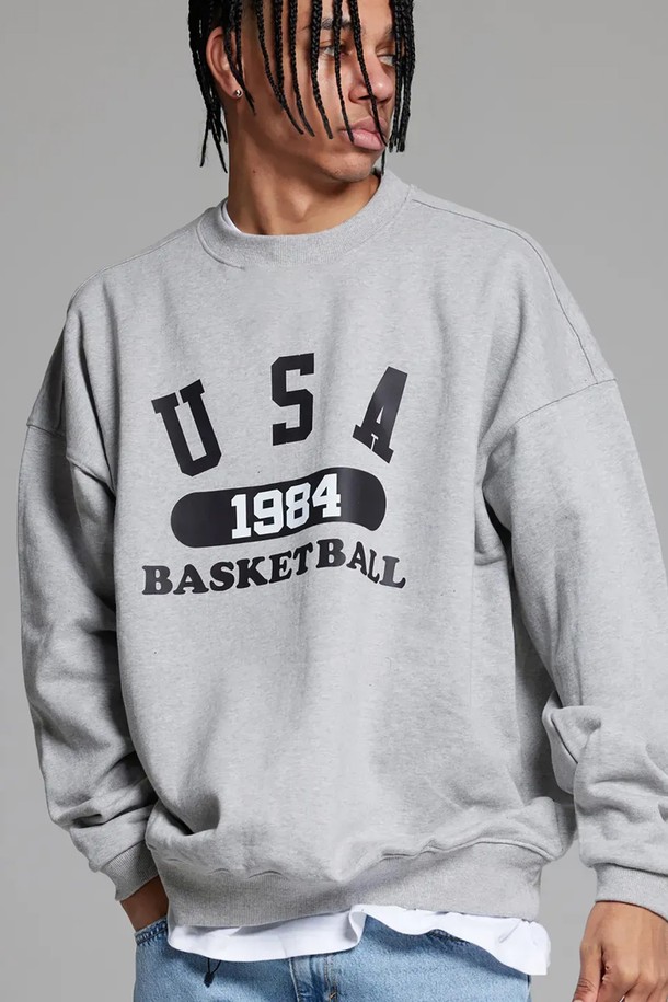 엘에이비 유에스에이 바스켓볼 맨투맨은 90년대 스트릿 감성을 담아낸 레트로 핏 맨투맨입니다. 남성용이며, 부드러운 촉감의 면, 폴리에스테르 혼방 소재로 제작되어 봄, 가을, 겨울에 착용하기 좋습니다. 루즈핏에 라운드넥 디자인으로 편안한 착용감을 제공하며, 두꺼운 두께감으로 따뜻함을 더했습니다. 그레이 컬러에 로고 프린트가 돋보이며, 넓은 어깨 라인과 A라인 실루엣이 특징입니다. 일상, 동네 마실룩, 겨울 데일리룩 등 다양한 TPO에 맞춰 스포티, 스트리트, 캐주얼 스타일을 연출할 수 있습니다.
