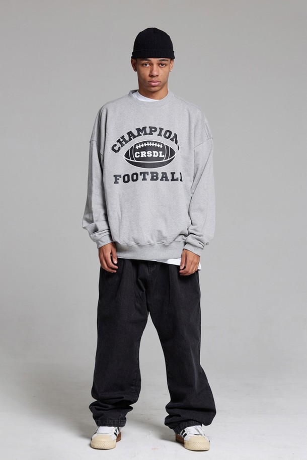 엘에이비 챔피언 풋볼 맨투맨은 남녀 모두 착용 가능한 루즈핏의 맨투맨입니다. 부드러운 촉감의 면, 폴리에스테르 혼방 소재로 제작되었으며, 봄, 가을, 겨울에 착용하기 좋습니다. 그레이 컬러에 로고 및 프린트 패턴이 돋보이며, 라운드넥에 긴소매 디자인입니다. 2바늘 커버스티치, 텐터 가공, 텀블 워싱 처리로 완성도를 높였으며, 캐주얼, 스포티, 미니멀 스타일을 연출하기에 용이합니다. 겨울 데일리룩, 산책룩에 활용하기 좋은 두꺼운 두께감의 맨투맨입니다.
